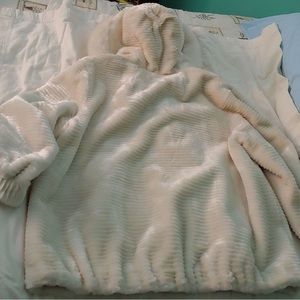 Grooved Faux Fur Hooded Coat Women's 2X White Long Sleeve